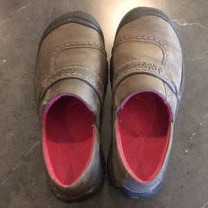 Keen Kaci 8.5 full-grain leather slip on shoes.